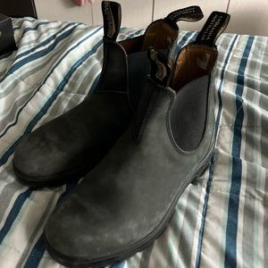 Size 5 AU/ size 8 US women’s/ size 6 US men’s rustic black blundstones